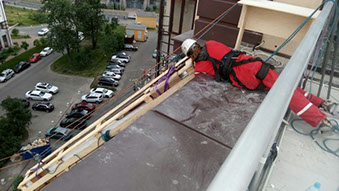 Подъем груза альпинистами на крышу